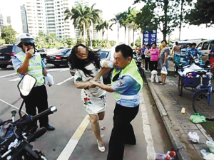 海南女司機(jī)違停受罰打傷交警 稱(chēng)只停車(chē)1分鐘