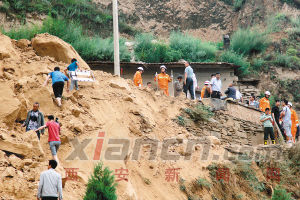 昨日，公安、消防人員在事故現(xiàn)場(chǎng)搜救