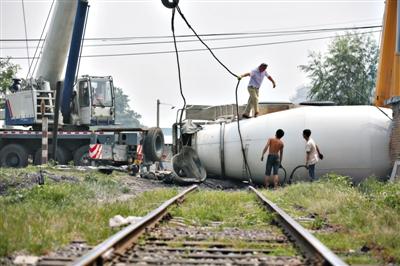 北京一水泥罐車(chē)道口搶行撞火車(chē) 罐車(chē)側(cè)翻火車(chē)受損