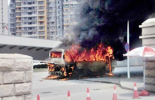 武漢大客車突發(fā)自燃成空殼 36人2分鐘有序撤離(圖)