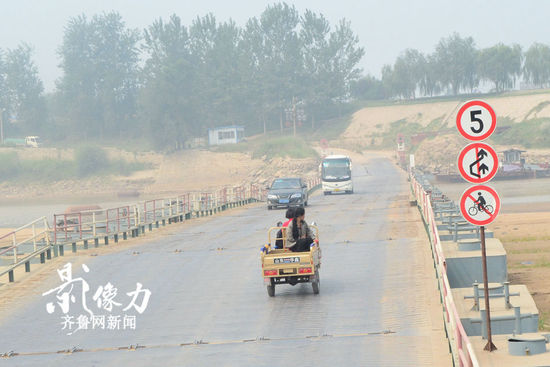 實(shí)拍濟(jì)南黃河浮橋邊“霸氣”十足交通指示牌