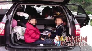 男子駕車出游被查 5座車塞10人兩孩子裝后備廂