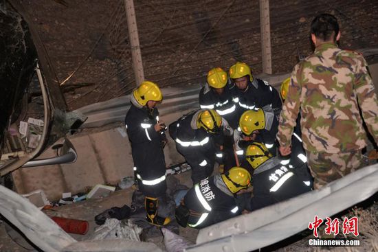 連霍高速甘肅段載50人客車側(cè)翻