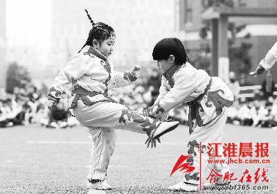 兩名小朋友在進(jìn)行武術(shù)對(duì)打表演。