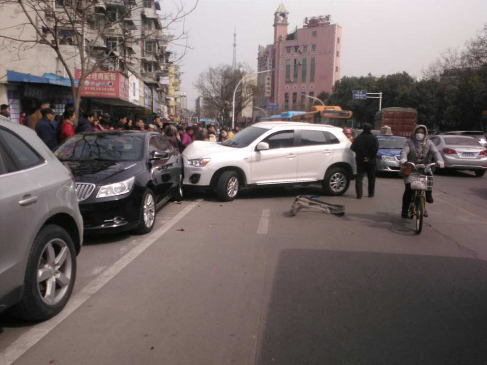 女子被撞卷進(jìn)車底市民抬車救人