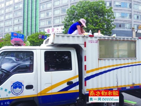 女?dāng)傌湠槟没乇豢坭F架 坐城管車頂22小時(圖)