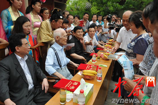 余光中、汪國(guó)真做客杜甫故里 共話詩(shī)圣家國(guó)情懷