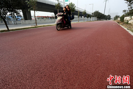 鄭州鋪設(shè)“紅地毯車道”色彩鮮明利于區(qū)分