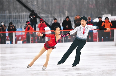 12月18日,五棵松冰世界體育樂園正式開門迎客,圖為花樣滑冰運動員進行表演。