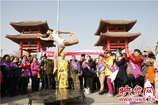 90后“鋼管舞女神”乘高鐵現(xiàn)身清明上河園,近千人圍觀