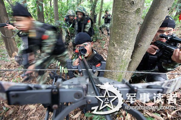 退伍特戰(zhàn)老兵用最后一次反恐對(duì)抗演練告別軍營