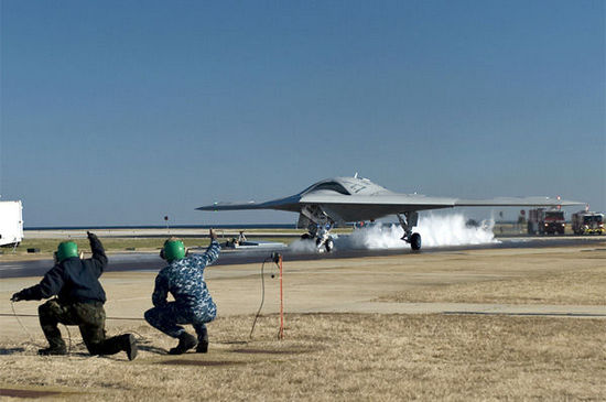 美軍X-47B無(wú)人機(jī)陸基彈射起飛成功（資料圖）