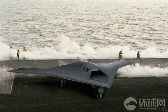 資料圖：X-47B無人機在林肯號航母上進行系統(tǒng)連接測試。