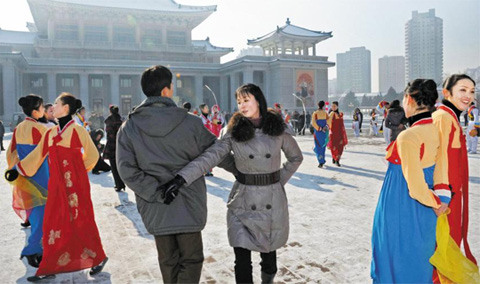 12月12日，朝鮮成功發(fā)射火箭后，平壤市民跳舞慶祝（資料圖）