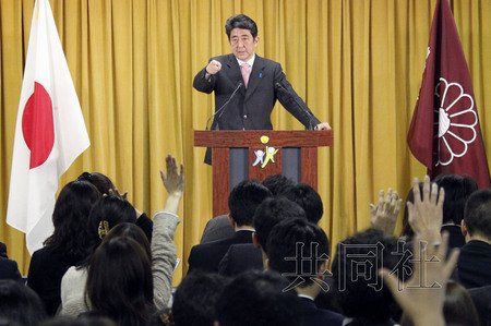 12月17日，日本自民黨總裁安倍晉三17日在黨總部會見記者，表示考慮與日本維新會和眾人之黨攜手修改憲法。