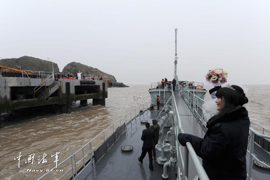 美麗新娘登上海軍海島哨所完婚