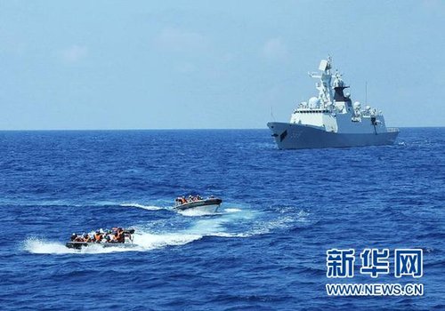 3月28日，十余名臨檢拿捕隊(duì)員從玉林艦出發(fā)，乘小艇駛向模擬可疑商船的艦只。