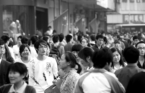 8天長假中，逛街購物的人數(shù)激增，鄭州市德化步行街上“人潮洶涌” 河南商報記者 王春勝/攝