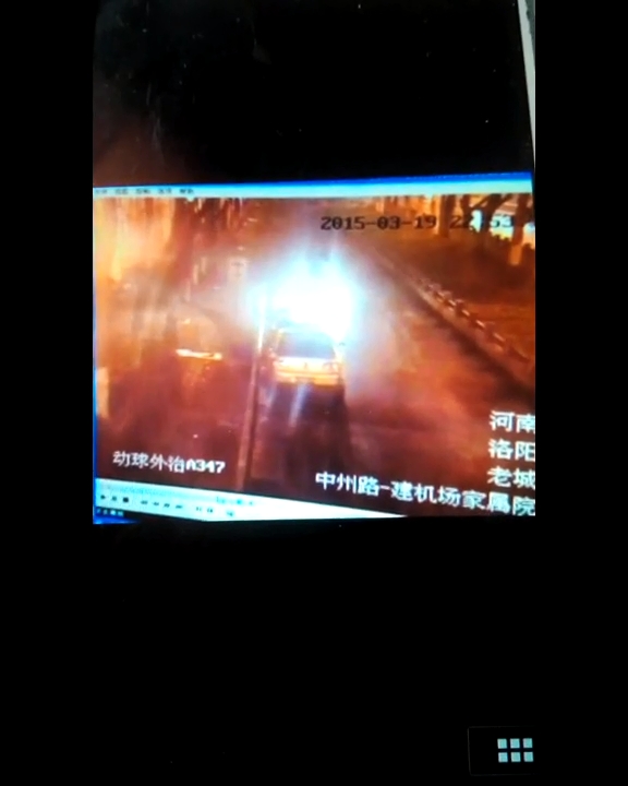 洛陽(yáng)中州路深夜三輛轎車爭(zhēng)相“接吻”