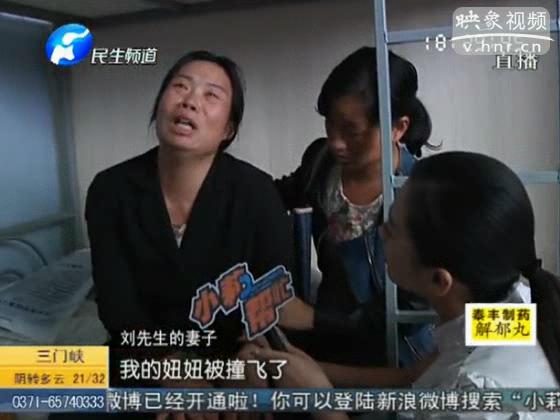 女童下校車后被撞飛 母親泣不成聲