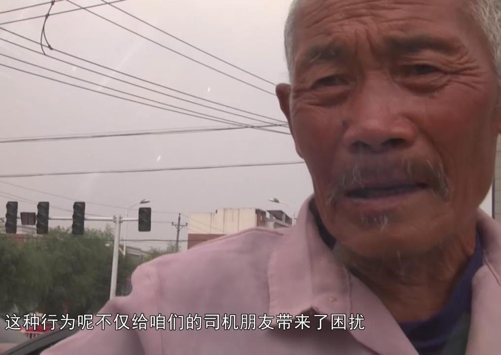 熱點話題：紅綠燈下的乞討者