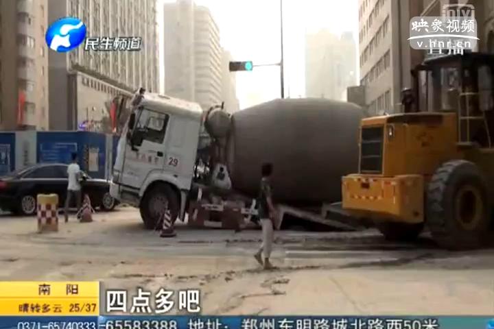 又來一坑 泥罐車被“坑”