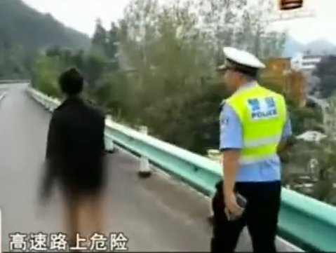 女子裸奔 交警苦勸兩公里