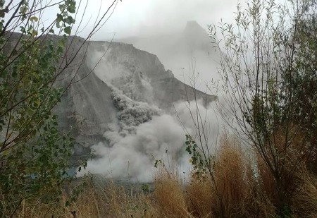 阿富汗7.8級強(qiáng)震引發(fā)山體滑坡 山石瞬間崩落