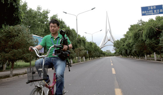 張國超借來自行車“奔赴”報道現(xiàn)場