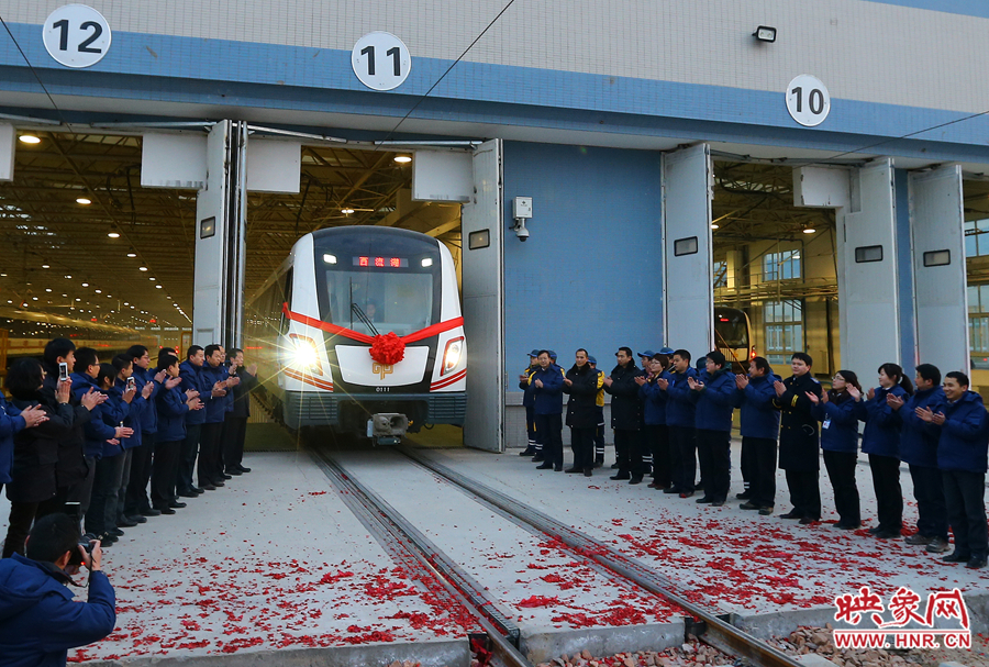 鄭州地鐵試運(yùn)營首班車駛出車庫