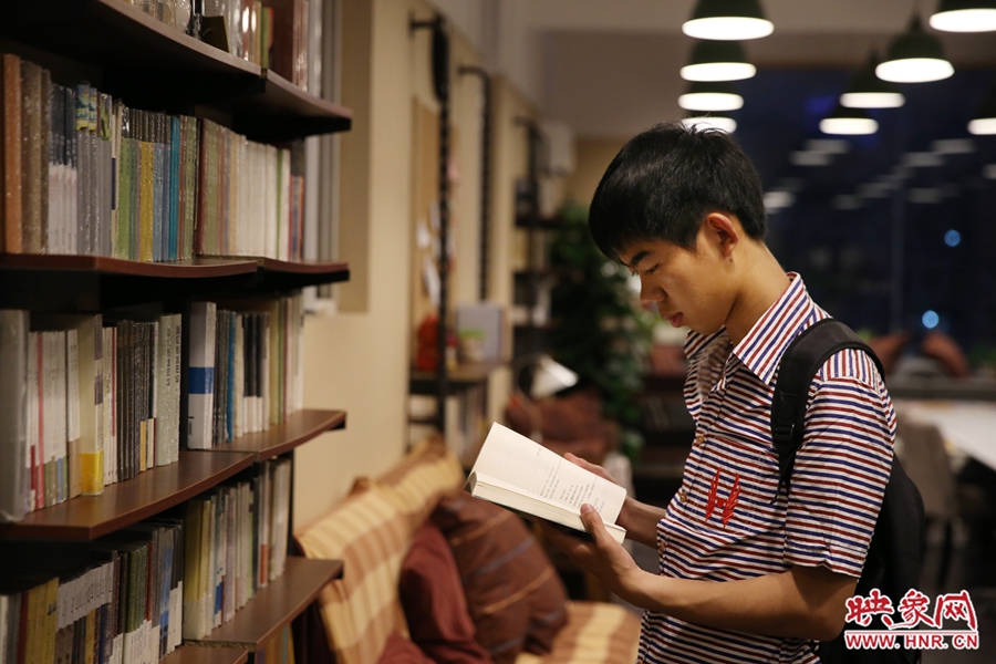 袁丙鵬，22歲，某大學大三學生：在適合的環(huán)境里看書，才能看出境界。