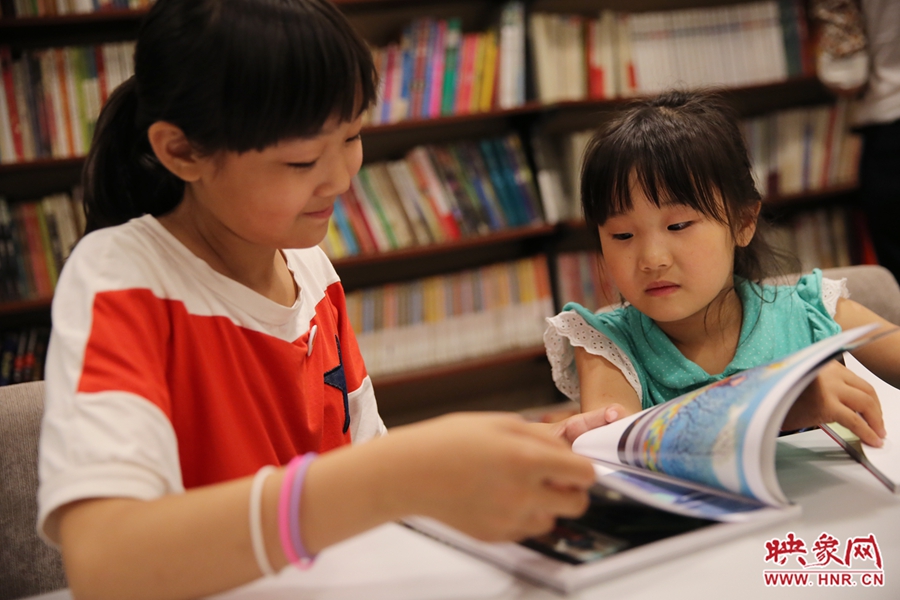 姐姐王藝茹，11歲，小學五年級學生；妹妹王有君，5歲：像喜歡看電視一樣喜歡看書。