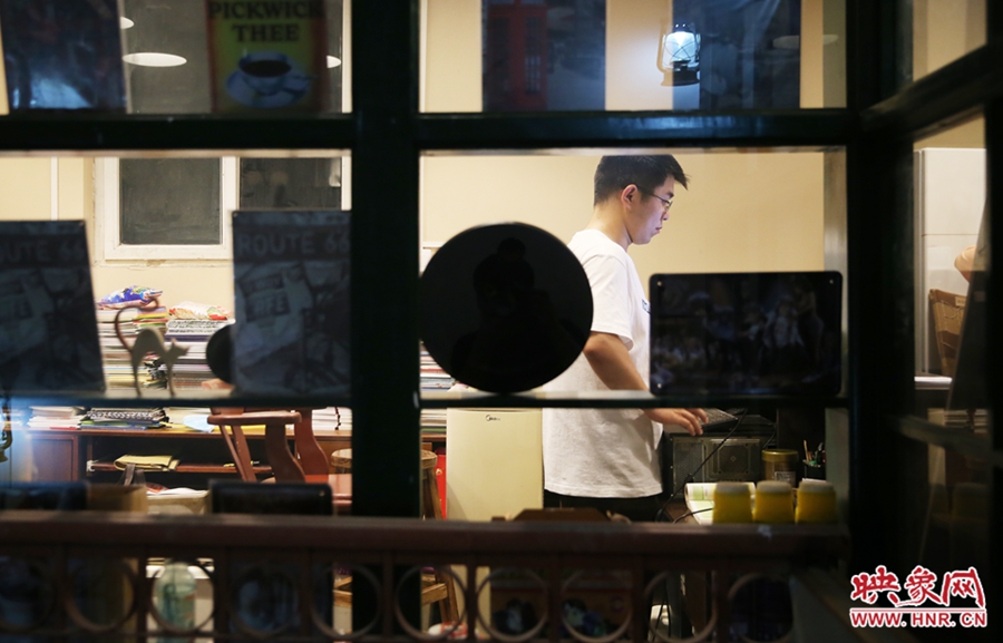 為實體書店堅守的人。