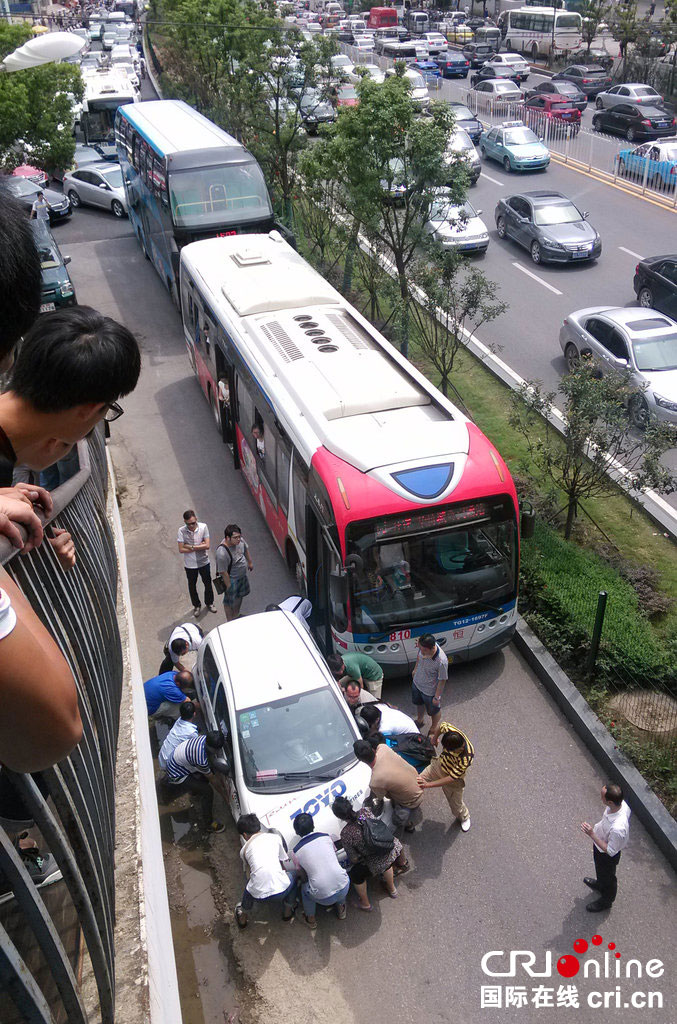 公交車乘客抬開“霸道”攔路小車