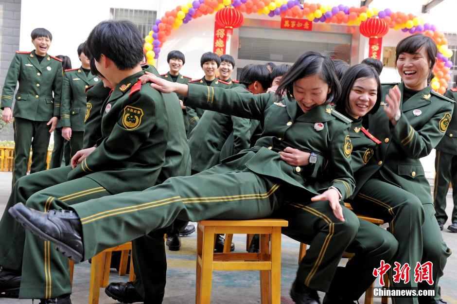 實(shí)拍福建武警女兵鬧春