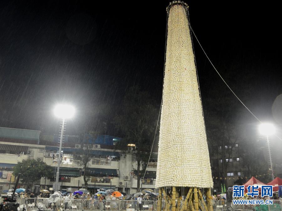 香港長(zhǎng)洲太平清醮“搶包山”大賽因雷暴警告取消