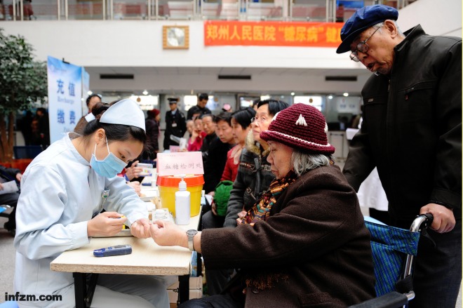 圖為一位市民在糖尿病義診活動上化驗血糖。