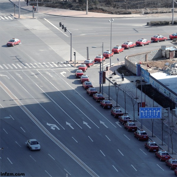 2012年12月5日，山西省太原市，出租車司機(jī)在寒風(fēng)天排隊(duì)等候加氣。