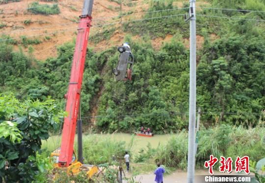 福建平和小客車(chē)墜河 已尋獲車(chē)輛及3名孩子遺體(圖)