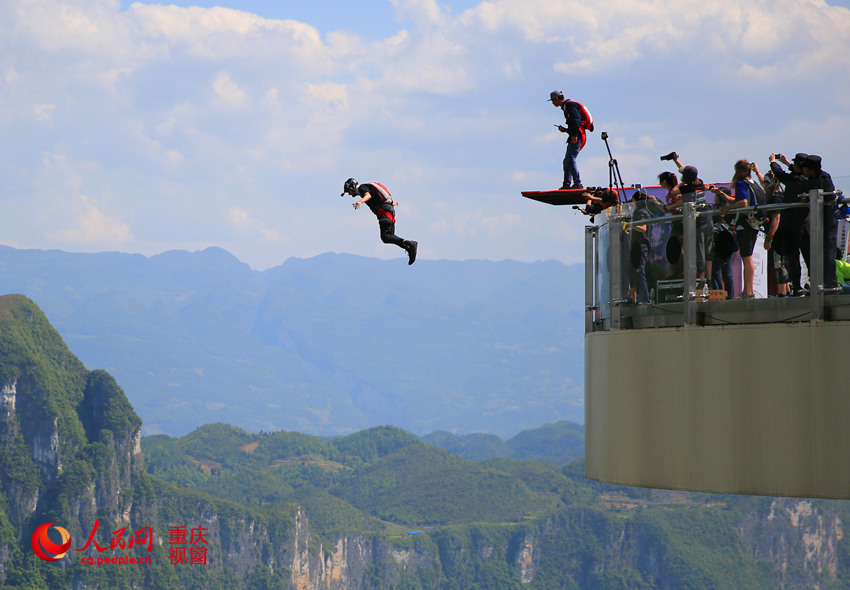 28日，2016世界低空跳傘大賽在重慶云陽龍缸景區(qū)正式開賽。圖為選手角逐中。劉政寧 攝