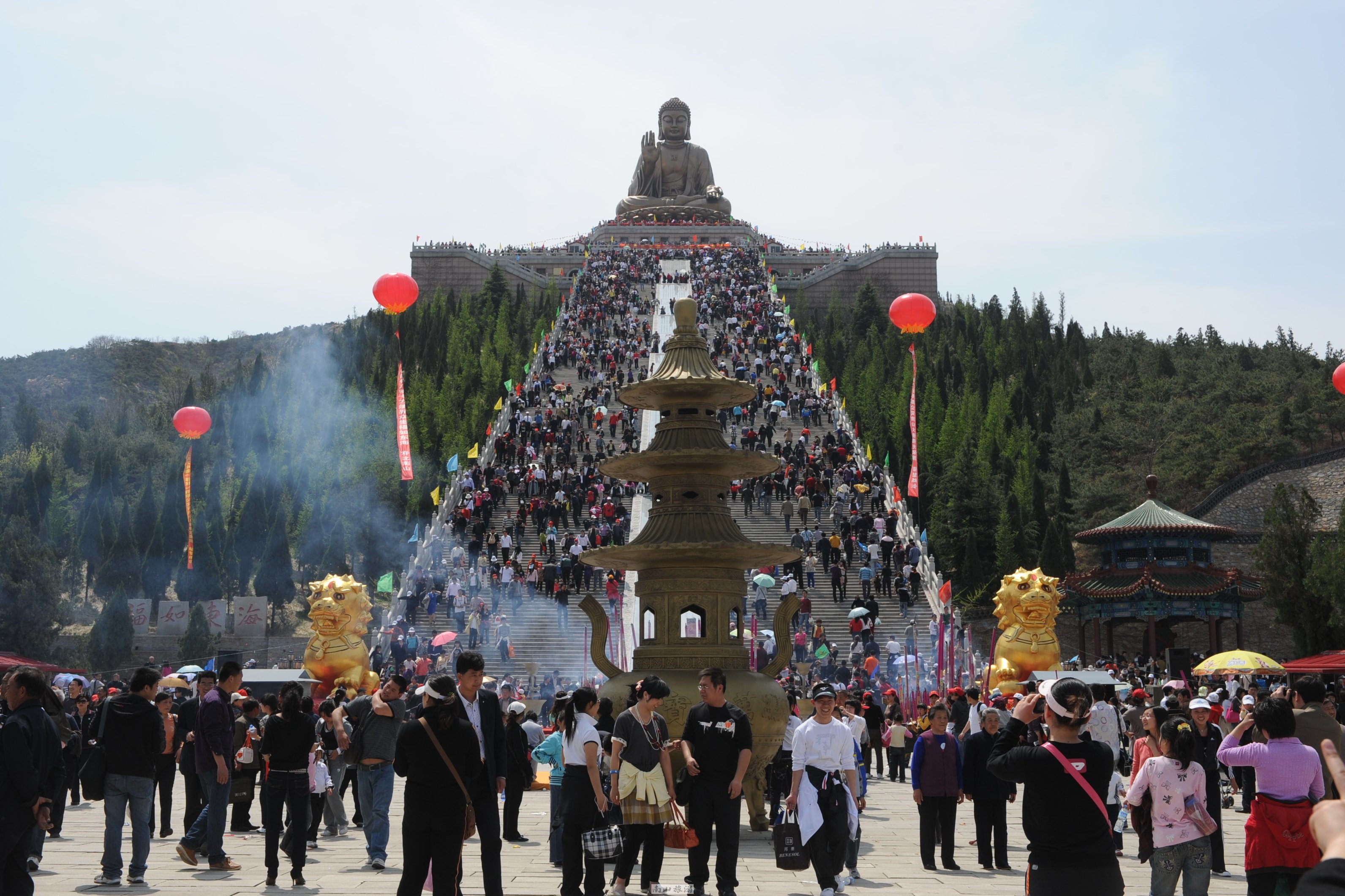 　　“高蹺秧歌扭動(dòng)南山 ‘非遺盛宴’點(diǎn)亮廟會(huì)”——2013年南山春季廟會(huì)全面啟動(dòng)