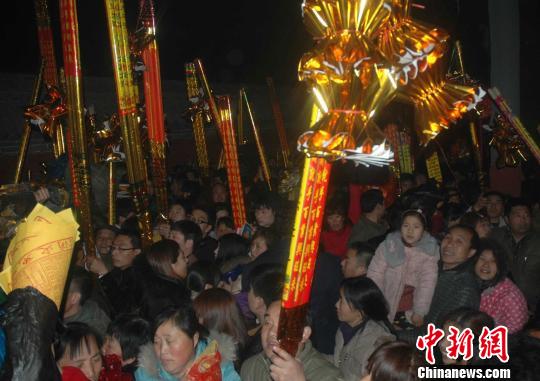 河南淮陽(yáng)萬(wàn)人連夜排隊(duì)爭(zhēng)燒新年頭炷香為家人祈福